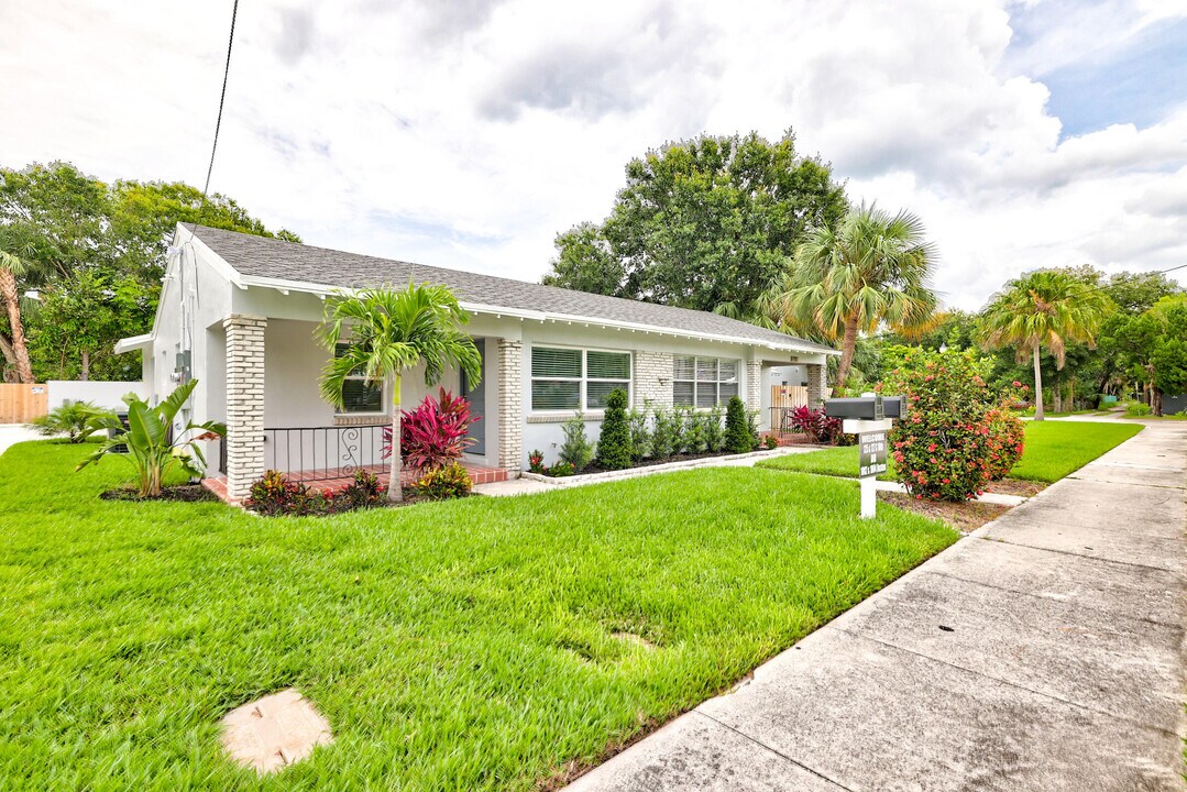1004 Boston Ave in Fort Pierce, FL - Foto de edificio