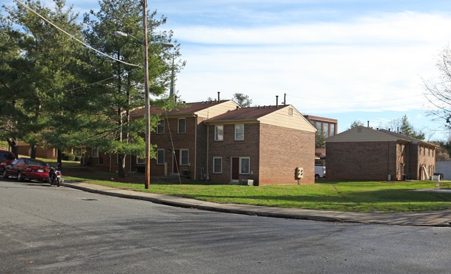 College Hill Apartments in Lynchburg, VA - Building Photo - Building Photo