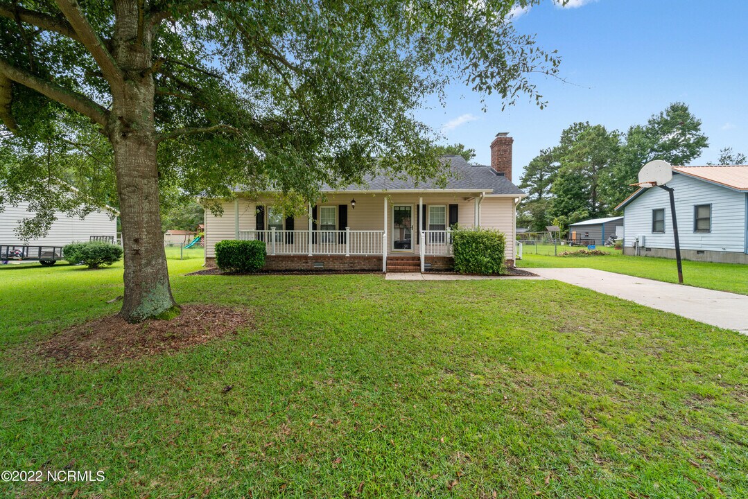 206 Lorraine Ct in Jacksonville, NC - Foto de edificio