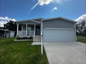40984 Roselle Lp in Zephyrhills, FL - Building Photo