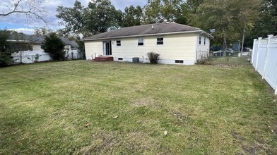 112 Adams Ave in Browns Mills, NJ - Foto de edificio - Building Photo