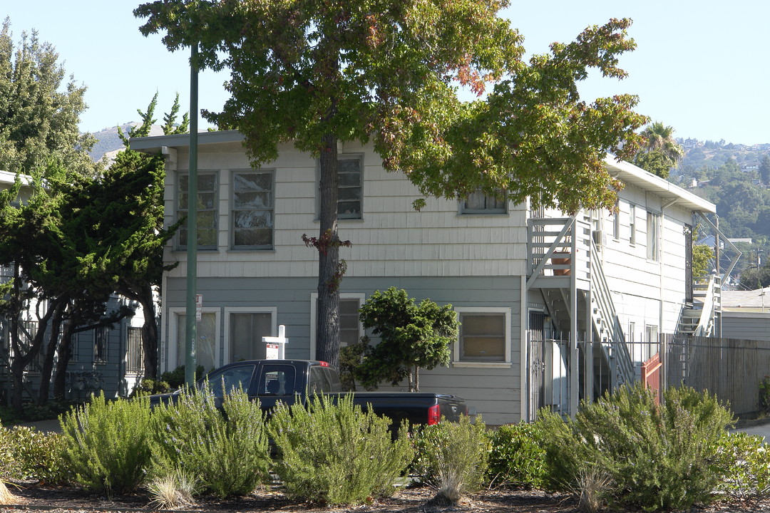 7858 Bancroft Ave in Oakland, CA - Building Photo