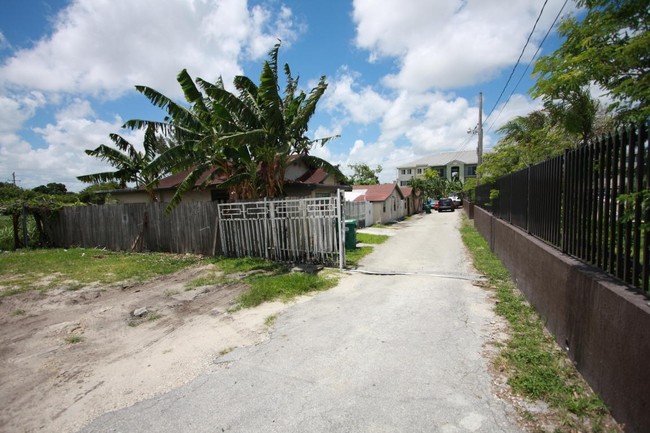 1925 NW 79th St in Miami, FL - Foto de edificio - Building Photo