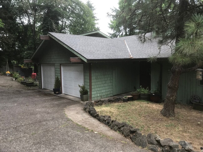 895 Foxglenn Ave in Eugene, OR - Building Photo - Building Photo