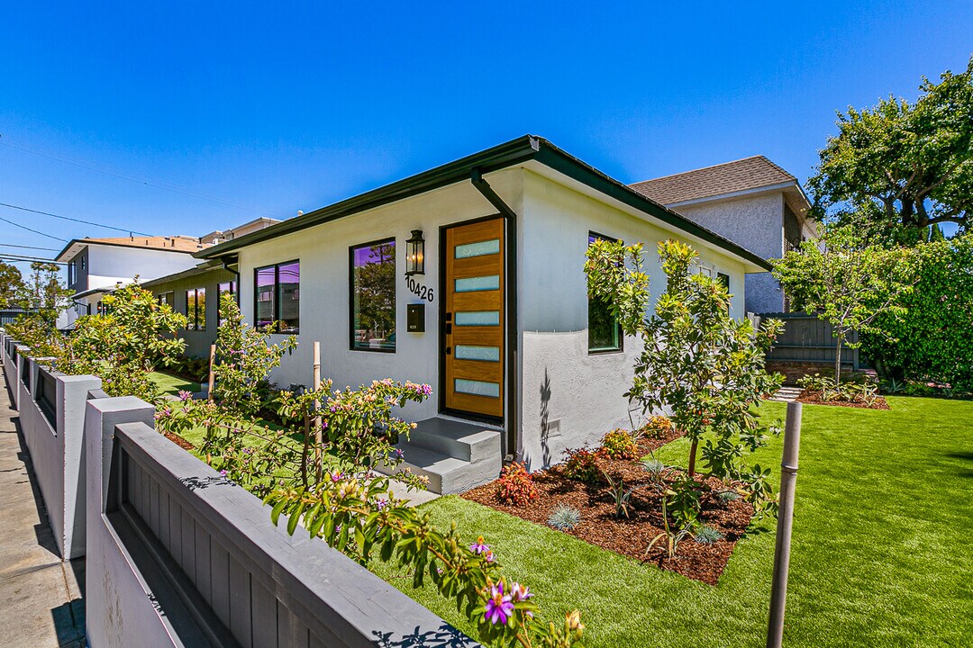 10418 Regent St in Los Angeles, CA - Building Photo