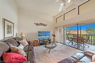 643 Beachwalk Cir in Naples, FL - Building Photo