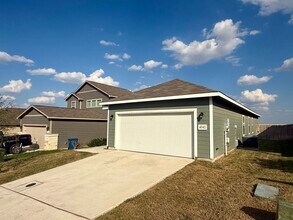 4242 Admirals Bnd in Converse, TX - Building Photo - Building Photo