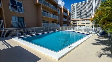 17051 NE 35th Ave in Miami, FL - Building Photo - Building Photo