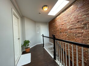 2206 E Fayette St in Baltimore, MD - Foto de edificio - Building Photo
