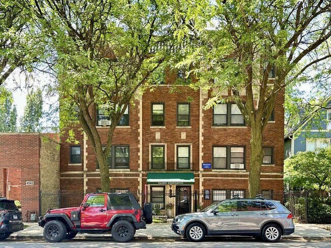 property at 4549 N Damen Ave