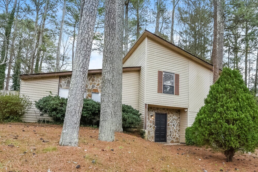 2232 Doral Ct SW in Atlanta, GA - Building Photo