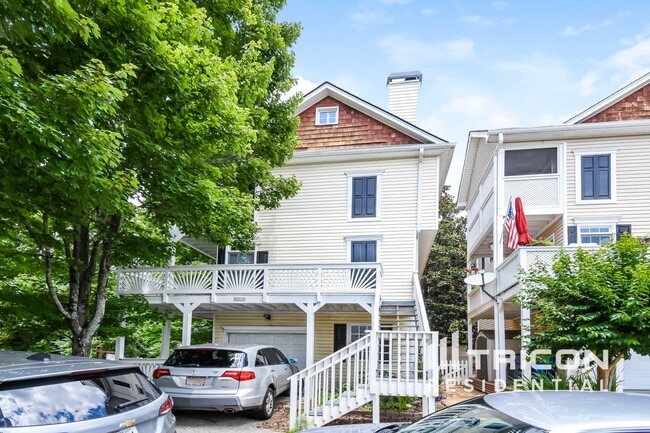 property at 712 Gardenside Cir SE