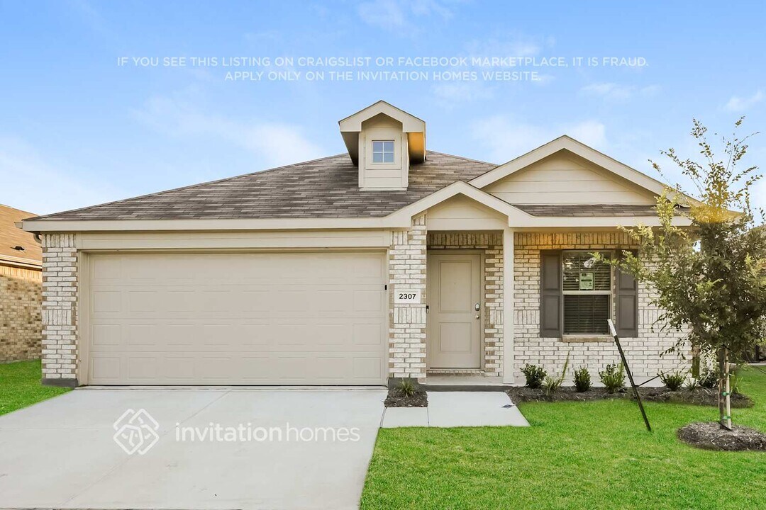 2307 Ava Dr in Ennis, TX - Foto de edificio