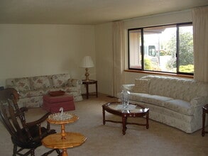 1057 Mesman Dr in Grants Pass, OR - Building Photo - Building Photo