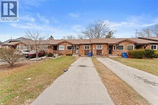 36 Remark Dr in Kingsville, ON - Building Photo