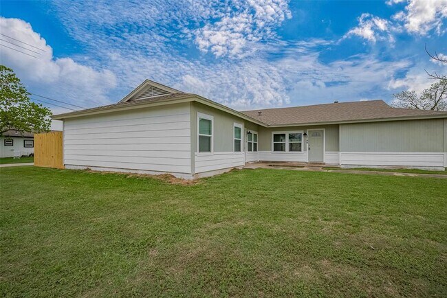 1750 Lynn Ln in Freeport, TX - Building Photo - Building Photo