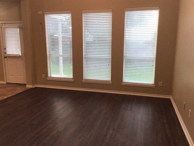 property at 2718 Lakecrest Way Dr