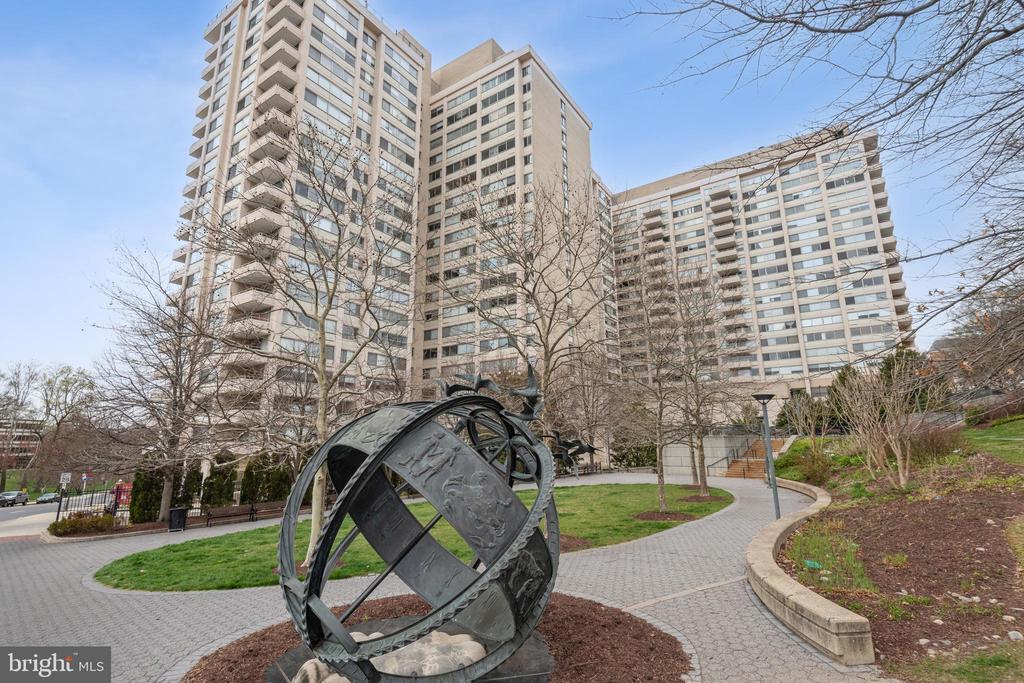 4515 Willard Ave in Chevy Chase, MD - Building Photo