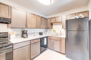 Creekside Village I in Alexandria, VA - Building Photo