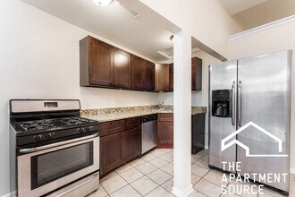 2120 W Grand Ave, Unit D in Chicago, IL - Building Photo - Building Photo
