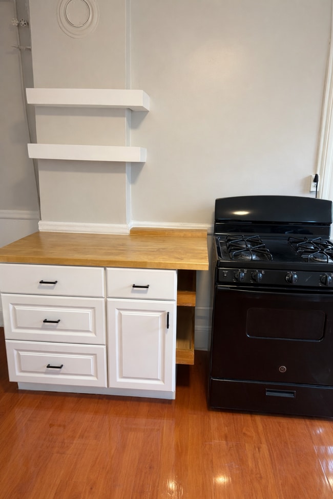 49 Belden St, Unit Unit #2 in New Britain, CT - Foto de edificio - Building Photo