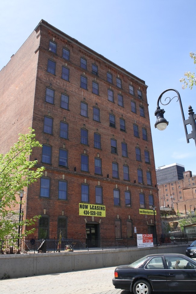 Midpoint Apartments in Lynchburg, VA - Foto de edificio - Building Photo