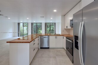 3905 Adra Ave in Doral, FL - Foto de edificio - Building Photo