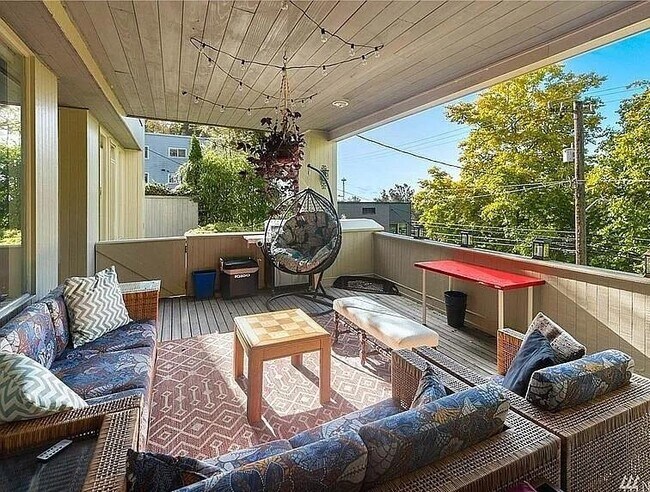 property at 1038 Lakeview Blvd E