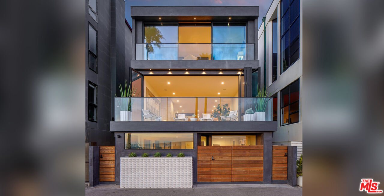 2811 Ocean Front Walk in Los Angeles, CA - Building Photo