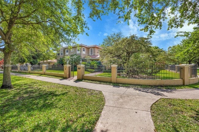 6200 Granada Blvd in Coral Gables, FL - Building Photo - Building Photo