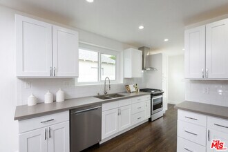 14327 Martha St in Los Angeles, CA - Building Photo - Building Photo
