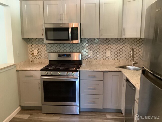 336 Wimbeldon Ct in North Brunswick, NJ - Building Photo - Building Photo