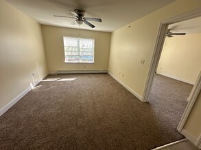 235 Pearl St in Essex, VT - Foto de edificio - Building Photo