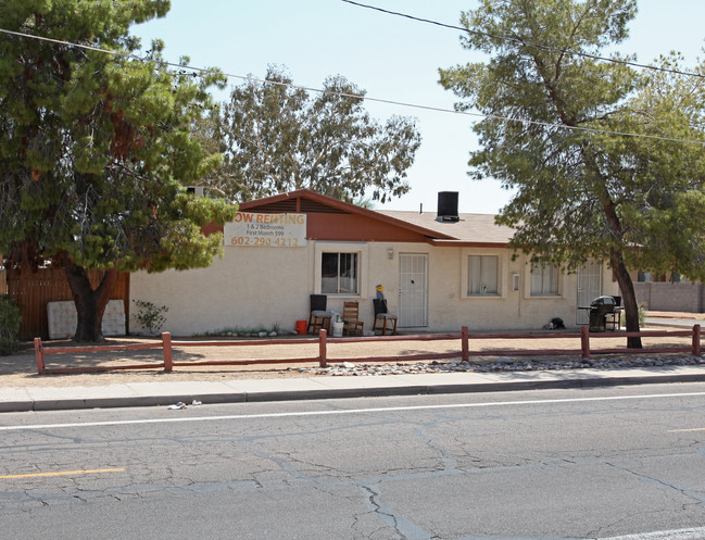 La Chalet Apartments in Phoenix, AZ - Building Photo - Building Photo