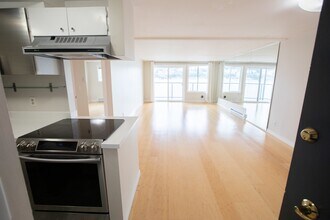 2301 Fairview Ave E, Unit 312 in Seattle, WA - Building Photo - Building Photo