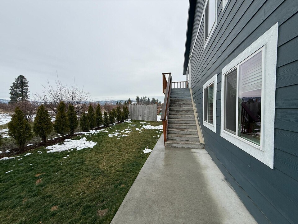 24211 E Wellesley Ave in Otis Orchards, WA - Building Photo