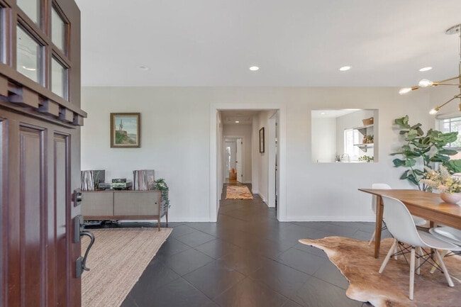 2324 S Highland Ave in Los Angeles, CA - Building Photo - Building Photo