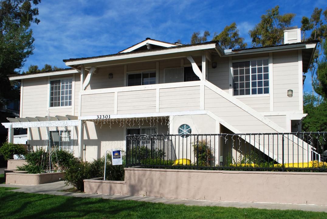 32301 Alipaz St in San Juan Capistrano, CA - Foto de edificio