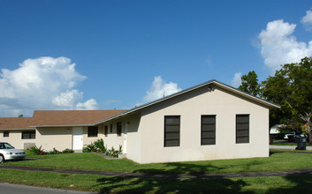 205-207 N 59th Ave in Hollywood, FL - Foto de edificio - Building Photo