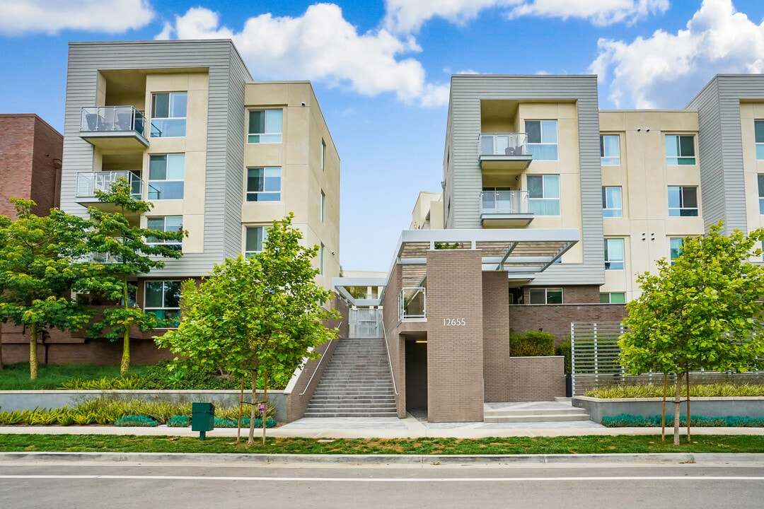 12655 Bluff Creek Dr, Unit 403 in Los Angeles, CA - Building Photo