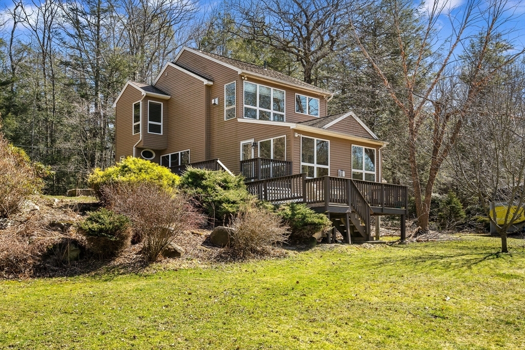 113 Norwich Lake in Huntington, MA - Foto de edificio