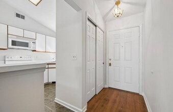 20 Alexandria Way in Basking Ridge, NJ - Foto de edificio - Building Photo