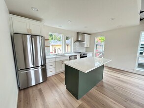 8024 36th Ave S in Seattle, WA - Building Photo - Building Photo