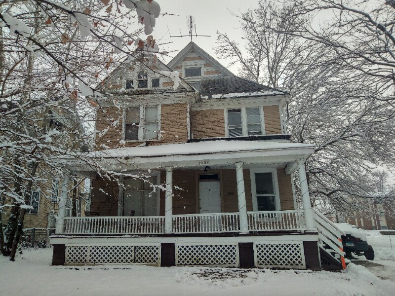 1009 W Main St in Decatur, IL - Building Photo