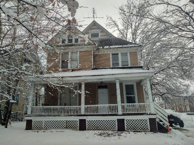 1009 W Main St