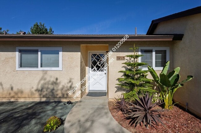 1215 Mira Flores Dr in Santa Maria, CA - Foto de edificio - Building Photo