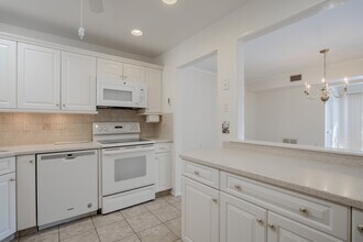 24 Danbury Ct in Red Bank, NJ - Building Photo - Building Photo