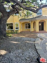 8302 S Sepulveda Blvd in Los Angeles, CA - Foto de edificio - Building Photo