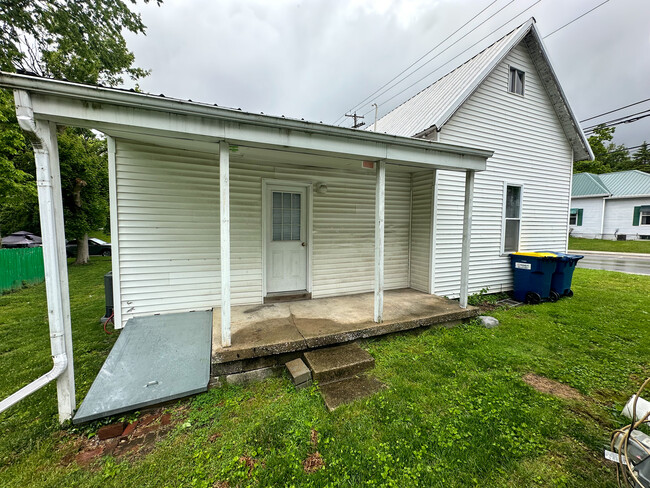 2 S Madison St in Greencastle, IN - Foto de edificio - Building Photo