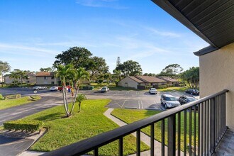 537 Shady Pine Way in Greenacres, FL - Building Photo - Building Photo